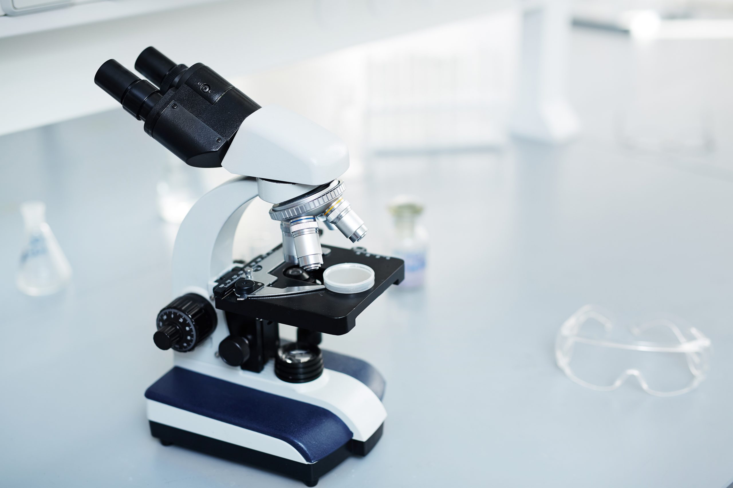 ¿Cómo funciona un microscopio de contraste de fases?