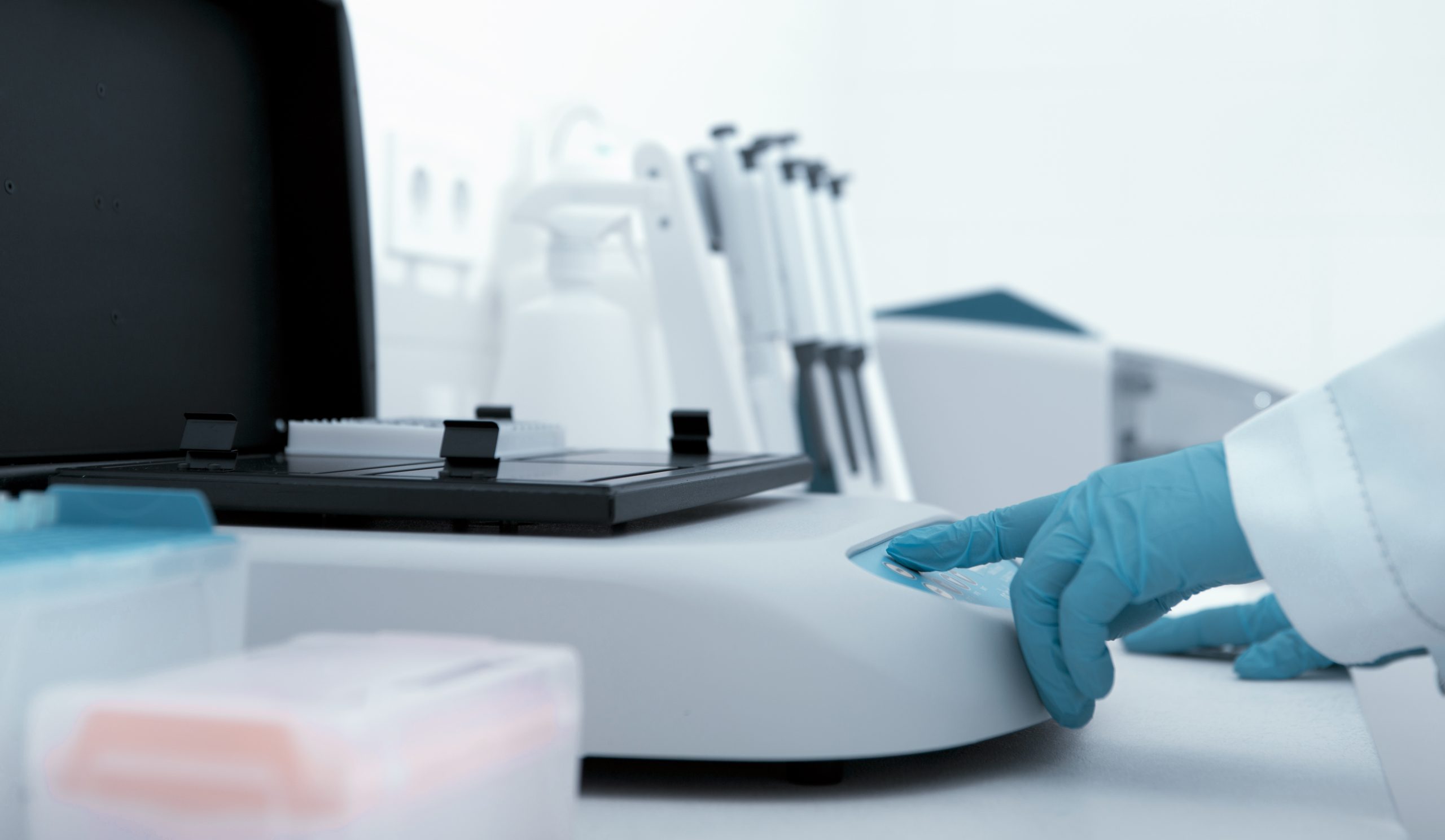 ¿Como funciona un analizador de química clínica?
