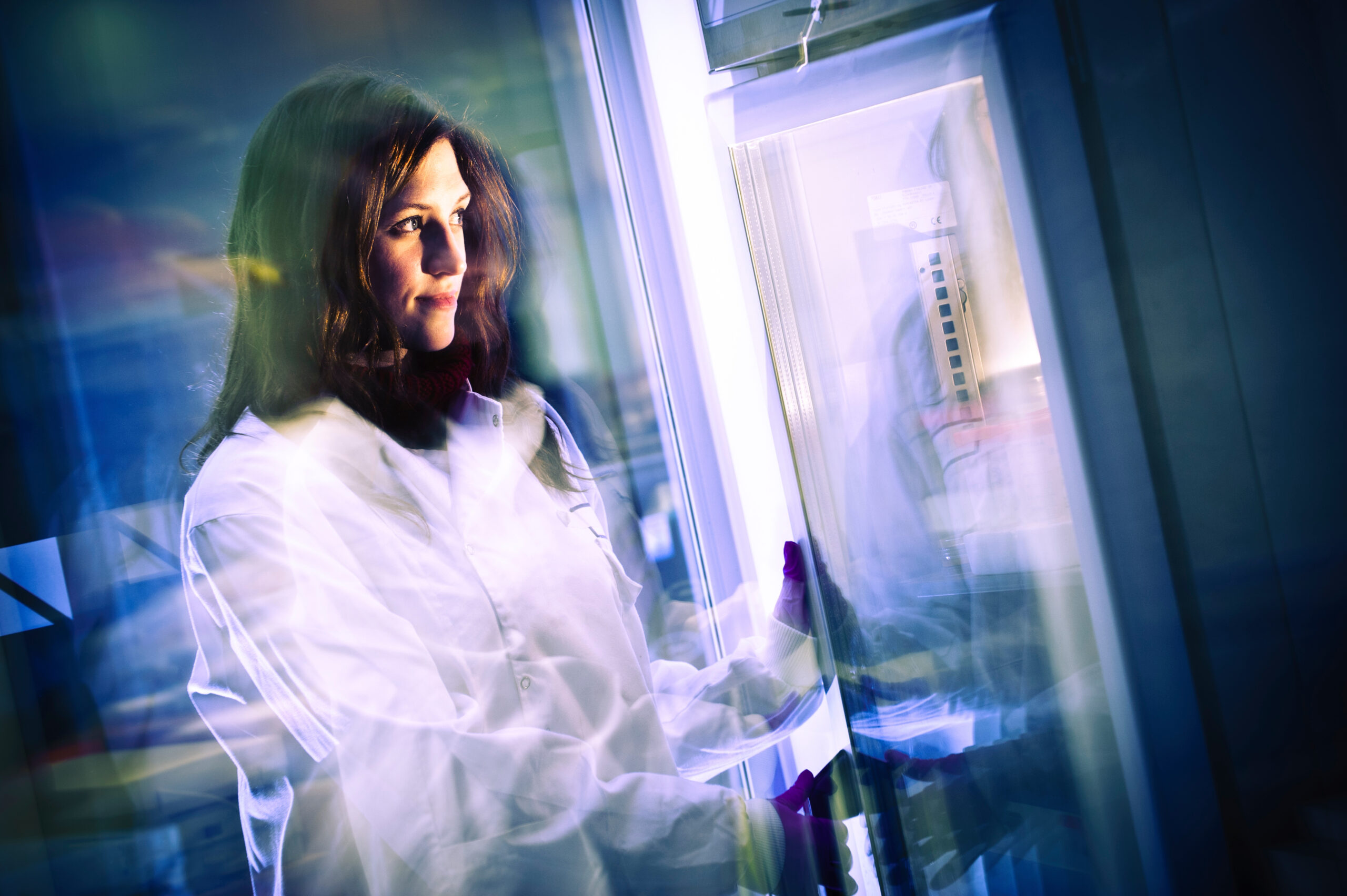 ¿Cuál es la función del refrigerador en microbiología?
