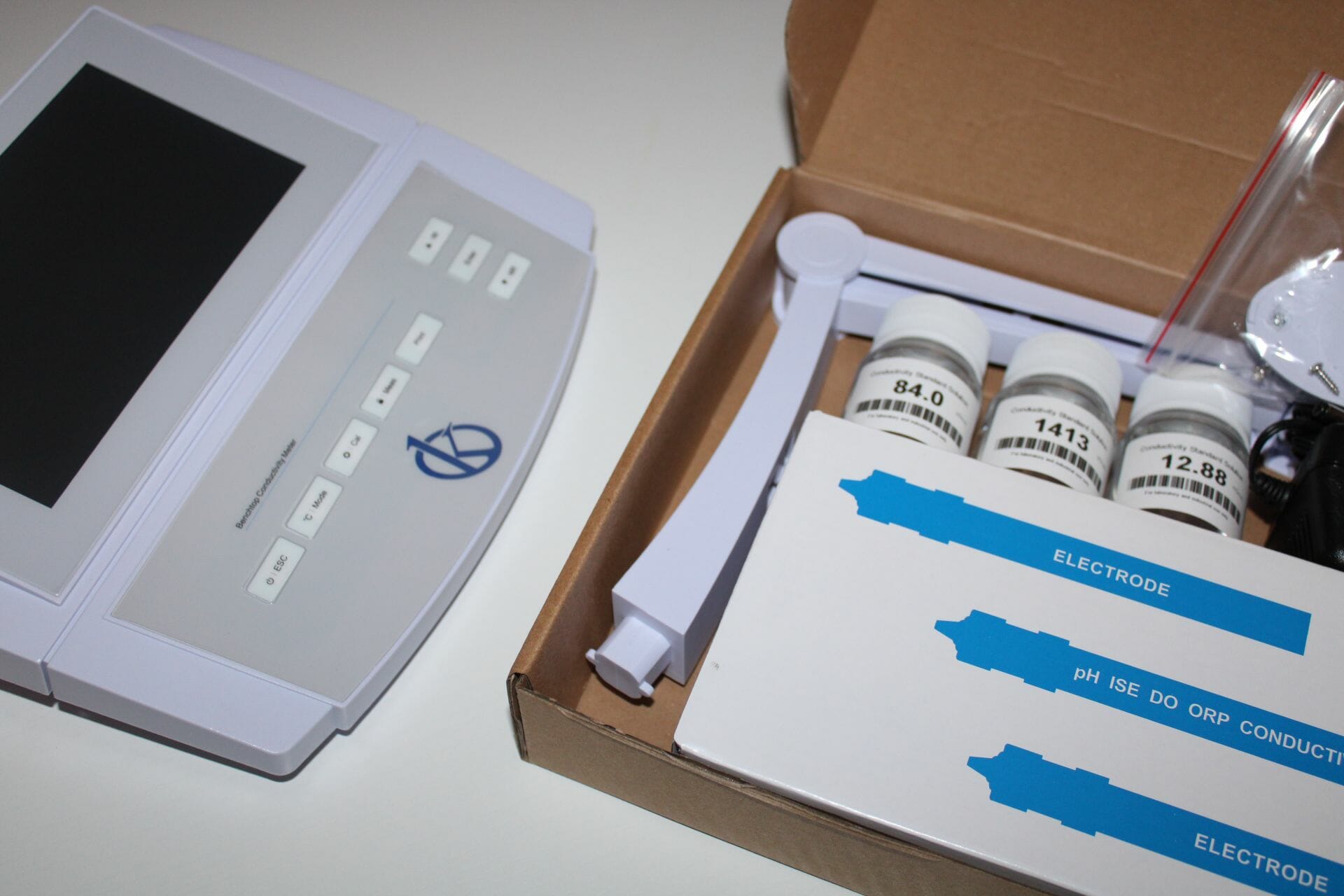 Comparativa de Medidores de Conductividad: Kalstein YR01828 vs Hanna Instruments HI5521-02